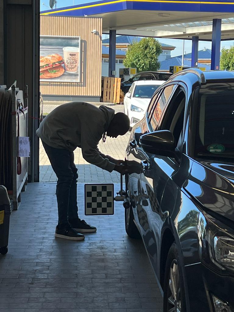 AfrikaTikkun's tweet photo. Our young people hard at work calibrating a vehicle at the @carglass_de Bornheim Service Centre under the instruction of Michael - ‘Mach it joot’ Michael
#JOBLINGE https://t.co/WALFXv2I49
