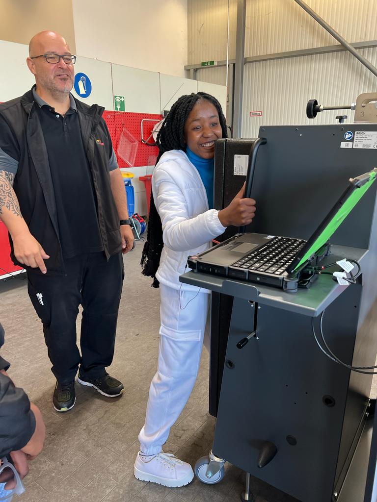 AfrikaTikkun's tweet photo. Our young people hard at work calibrating a vehicle at the @carglass_de Bornheim Service Centre under the instruction of Michael - ‘Mach it joot’ Michael
#JOBLINGE https://t.co/WALFXv2I49