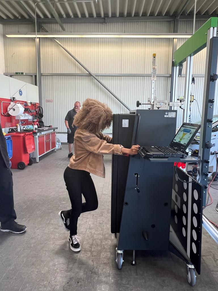 AfrikaTikkun's tweet photo. Our young people hard at work calibrating a vehicle at the @carglass_de Bornheim Service Centre under the instruction of Michael - ‘Mach it joot’ Michael
#JOBLINGE https://t.co/WALFXv2I49