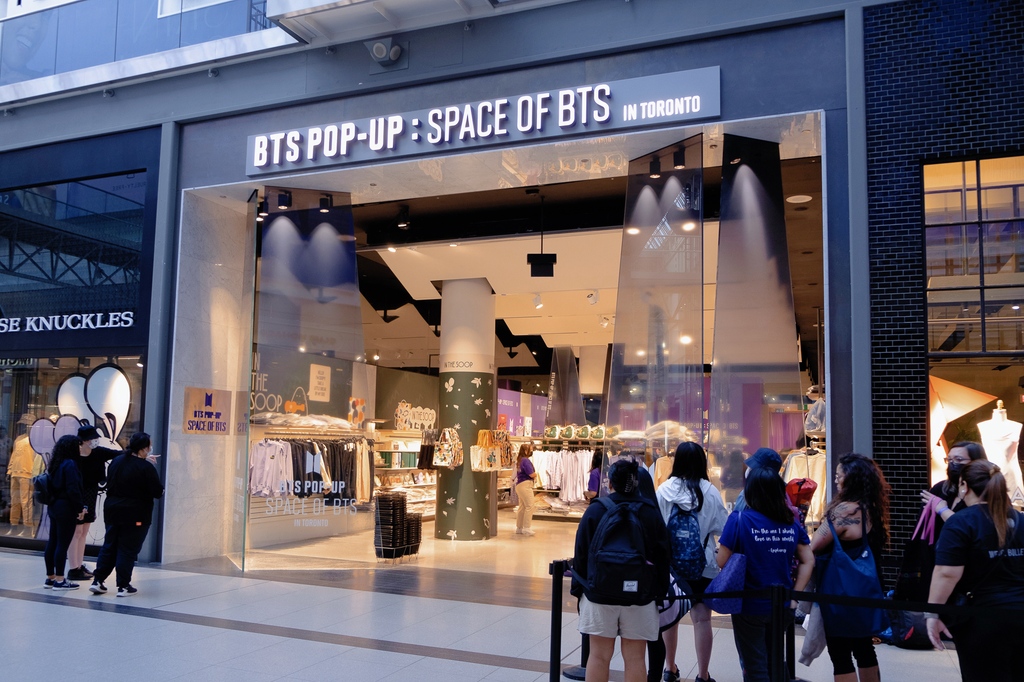 SukoshiOfficial's tweet photo. I PURPLE YOU💜WE’RE OFFICIALLY OPEN!

The grand opening was magical. Thank you all for your love &amp; support!

[BTS POP-UP : SPACE OF BTS in TORONTO]
📆AUG 31 - DEC 31 2022
📍CF Toronto Eaton Centre, L3
⏰09/02-09/04, 9:00AM-10:00PM (Extended)

#BTS #BTS_POPUP #TORONTO https://t.co/UGB1eMicJP