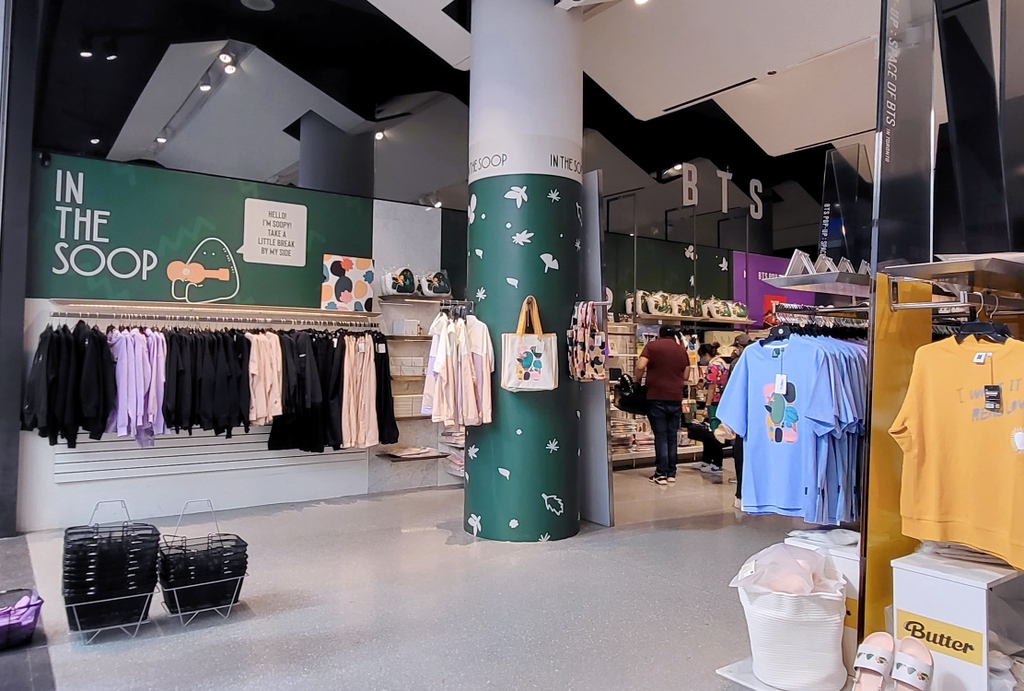 SukoshiOfficial's tweet photo. I PURPLE YOU💜WE’RE OFFICIALLY OPEN!

The grand opening was magical. Thank you all for your love &amp; support!

[BTS POP-UP : SPACE OF BTS in TORONTO]
📆AUG 31 - DEC 31 2022
📍CF Toronto Eaton Centre, L3
⏰09/02-09/04, 9:00AM-10:00PM (Extended)

#BTS #BTS_POPUP #TORONTO https://t.co/UGB1eMicJP