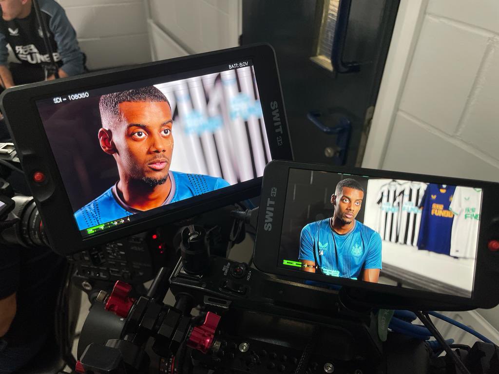 SkySports_Keith's tweet photo. Alex Isak says he’s been texting Alan Shearer since the Newcastle legend messaged to wish him luck after joining the club for £58m last week. 
Hear from #NUFC’s record signing on SSN today &amp; an extended chat on @SoccerSaturday tomorrow. 
NB. He says he’s fit for tomorrow 🫡👍🏽 https://t.co/UJrlTNqN8Z