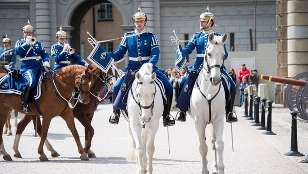 halmstadcvb's tweet photo. Livgardets Dragonmusikkår med fanförare ur Livgardets Livbataljon och Beridna Högvakten besöker Halmstad den 24/9. Läs mer: https://t.co/Wea0n17FSu Ping @P4Halland @Hallandsposten #svthalland https://t.co/ZMHZjlkozB