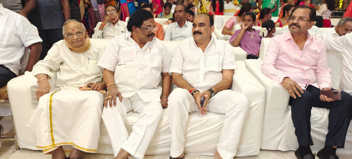 RaghavaraoSidda's tweet photo. ఒంగోలు ఏ వన్ కన్వెన్షన్ హల్ లో జరిగిన మా సోదరుని కుమారుడు  శిద్దా బాలాజీ,శ్రీమతి తేజస్విని దంపతుల కుమార్తెలు  శ్రీ ధృతి, వైభవ్ శ్రీ శ్రేష్ఠ ఓణీల బహుకరణ వేడుకలకు  బాలినేని శ్రీనివాసరెడ్డి గారితో కలసి పాల్గొన్నాను. https://t.co/3tdkc4wrwD