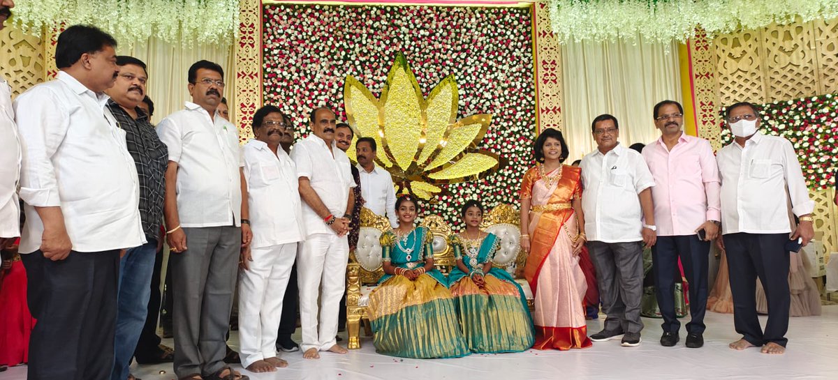 RaghavaraoSidda's tweet photo. ఒంగోలు ఏ వన్ కన్వెన్షన్ హల్ లో జరిగిన మా సోదరుని కుమారుడు  శిద్దా బాలాజీ,శ్రీమతి తేజస్విని దంపతుల కుమార్తెలు  శ్రీ ధృతి, వైభవ్ శ్రీ శ్రేష్ఠ ఓణీల బహుకరణ వేడుకలకు  బాలినేని శ్రీనివాసరెడ్డి గారితో కలసి పాల్గొన్నాను. https://t.co/3tdkc4wrwD