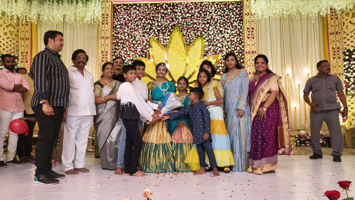 RaghavaraoSidda's tweet photo. ఒంగోలు ఏ వన్ కన్వెన్షన్ హల్ లో జరిగిన శిద్దా బాలాజీ,శ్రీమతి తేజస్విని దంపతుల కుమార్తెలు  శ్రీ ధృతి, వైభవ్ శ్రీ శ్రేష్ఠ ఓణీల బహుకరణ వేడుకలకు కుటుంబ సభ్యులతో కలసి  హజరై చిన్నారులను ఆశీర్వదించడం జరిగింది. https://t.co/26UbWFuisS