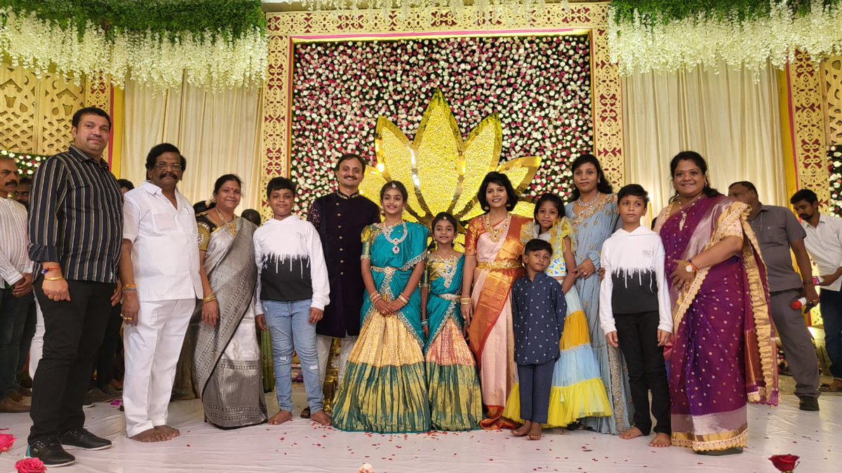 RaghavaraoSidda's tweet photo. ఒంగోలు ఏ వన్ కన్వెన్షన్ హల్ లో జరిగిన శిద్దా బాలాజీ,శ్రీమతి తేజస్విని దంపతుల కుమార్తెలు  శ్రీ ధృతి, వైభవ్ శ్రీ శ్రేష్ఠ ఓణీల బహుకరణ వేడుకలకు కుటుంబ సభ్యులతో కలసి  హజరై చిన్నారులను ఆశీర్వదించడం జరిగింది. https://t.co/26UbWFuisS
