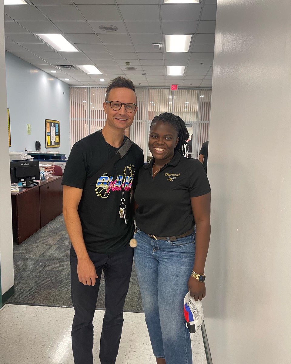 blakesota's tweet photo. Spirit Friday in the HIVE!!! @SDHCMagnet @HillsboroughSch @VanAyres412 @AddisonGDavis https://t.co/wcTh1rJbtm