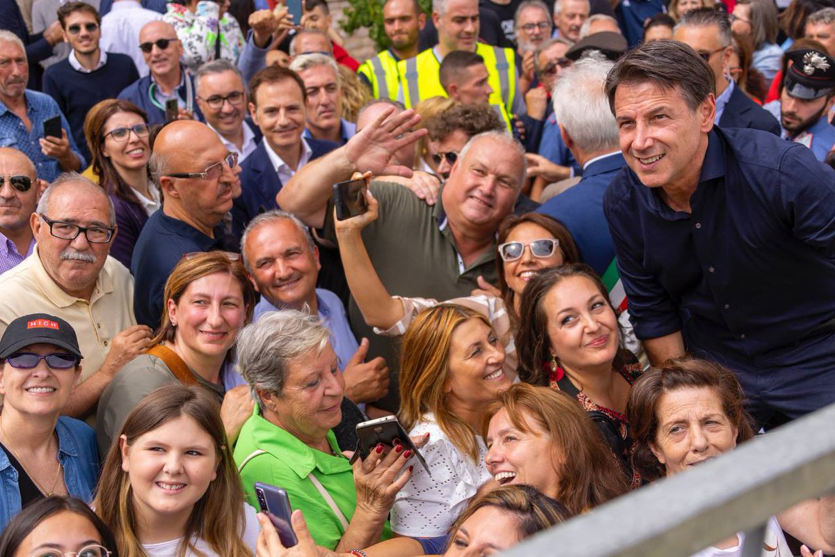 GiuseppeConteIT's tweet photo. Tornare dove sono cresciuto e ricevere questo affetto mi dà una grande forza. Grazie terra mia. #dallapartegiusta https://t.co/zMkHcHuJSb