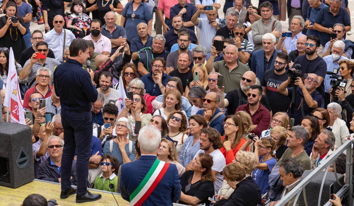 GiuseppeConteIT's tweet photo. Tornare dove sono cresciuto e ricevere questo affetto mi dà una grande forza. Grazie terra mia. #dallapartegiusta https://t.co/zMkHcHuJSb