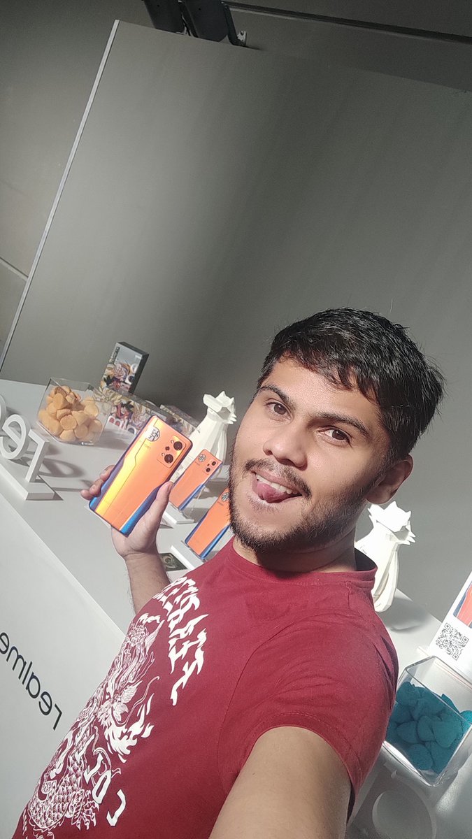 hudagocol's tweet photo. Pase por @Cines_Kinepolis en Madrid y con la gente de @realmeespana  me tomé está selfie con el super móvil de #DragonBallSuperSuperHero https://t.co/023noPwuRv