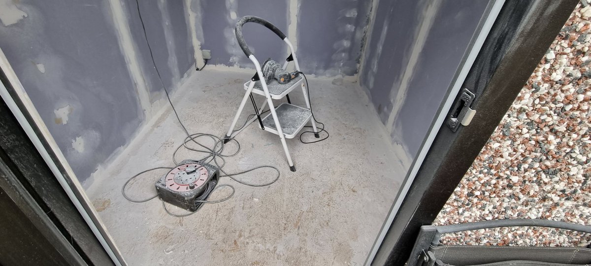 adamleechapman's tweet image. Why do I put myself through these situations I mean.... it looks like I&apos;ve been sorting something I shouldn&apos;t be. But well what can one say I&apos;m so ready for rigging this space out 

#studiobuild 
#projectstudio 
#musicstudio 
#djlivestreams