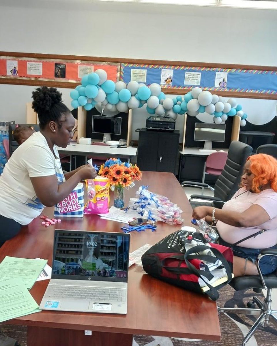 DrakeElementary's tweet photo. Drake Parents beautifying the Parent Room! π€©π #ParentsAsPartners #DrakeStrong https://t.co/4Q7Jvrb94w