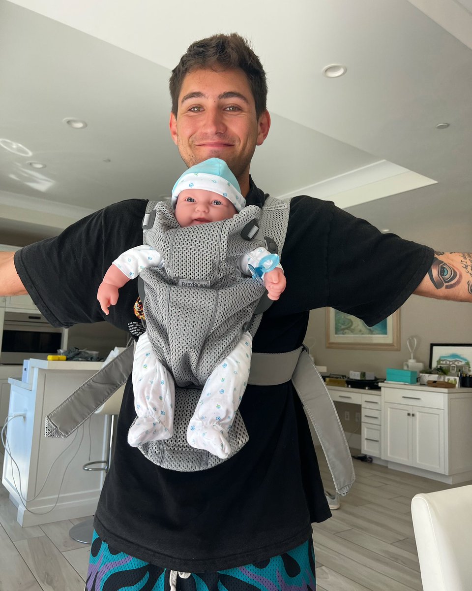 Turned 29 today and every gift I’ve gotten so far has been baby related and I couldn’t be happier 😂 thank you for all the birthday wishes!! Now go stream the Block Party EP I just dropped reallll loud &amp; celebrate with me 🎉 love uuuuu all