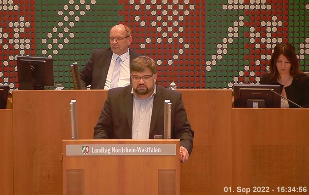 RauerGruene's tweet photo. Die Arbeit als Abgeordneter im Landtag von Nordrhein-Westfalen ist etwas ganz besonderes. Gestern durfte, als Sprecher für Flucht der Grüne Fraktion NRW meine erste Rede im Plenum, zu einem Antrag der #NoAfD halten. https://t.co/baaSbCiJRT