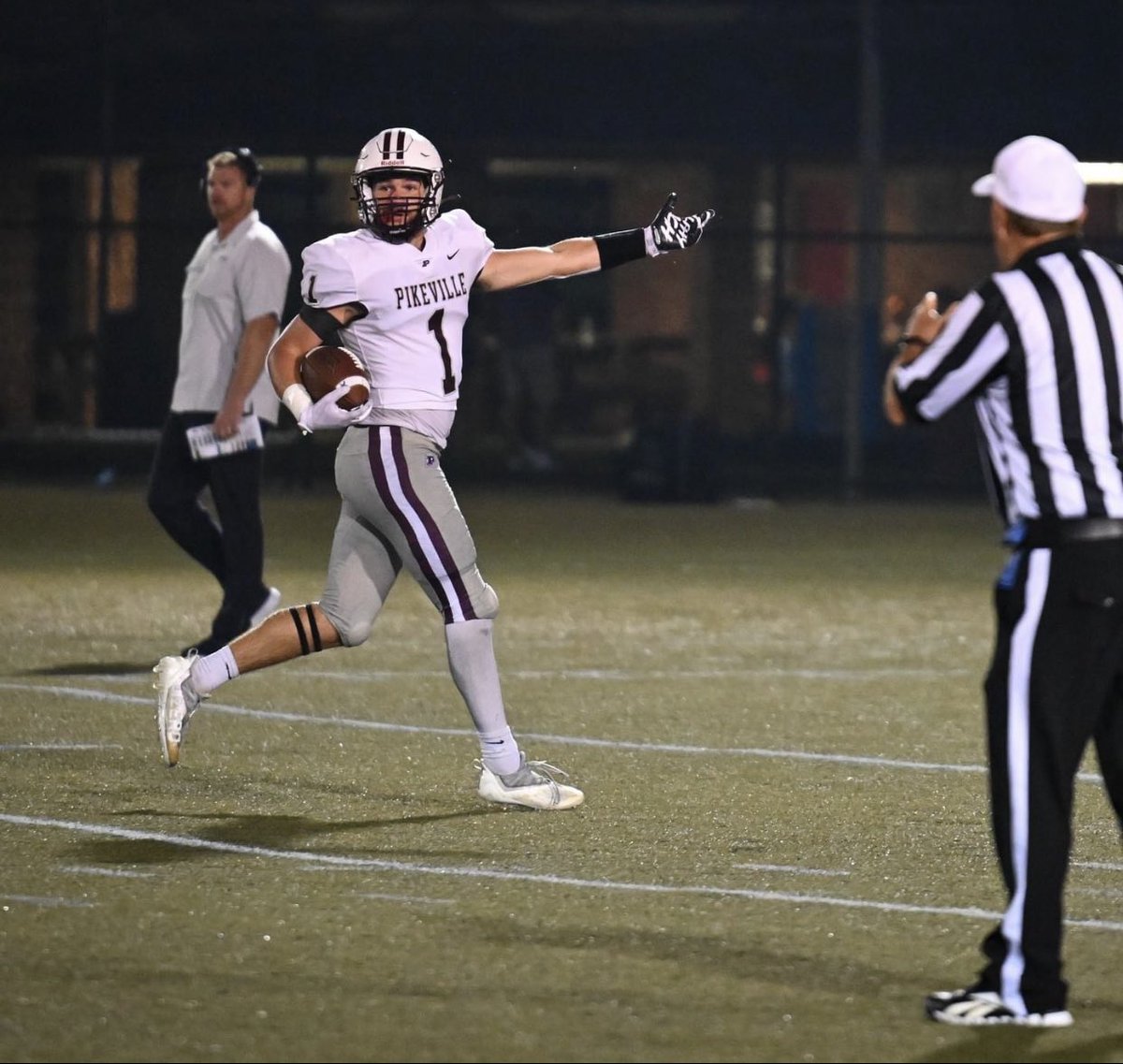 luce2th29's tweet photo. 0-2
On the road to face a bitter rival that always plays you tough 
Another test, how do you respond?
#NowWhat 
#Hail 
#BeatPaintsville  @PikevilleHSFB https://t.co/e9PDrmxjwQ