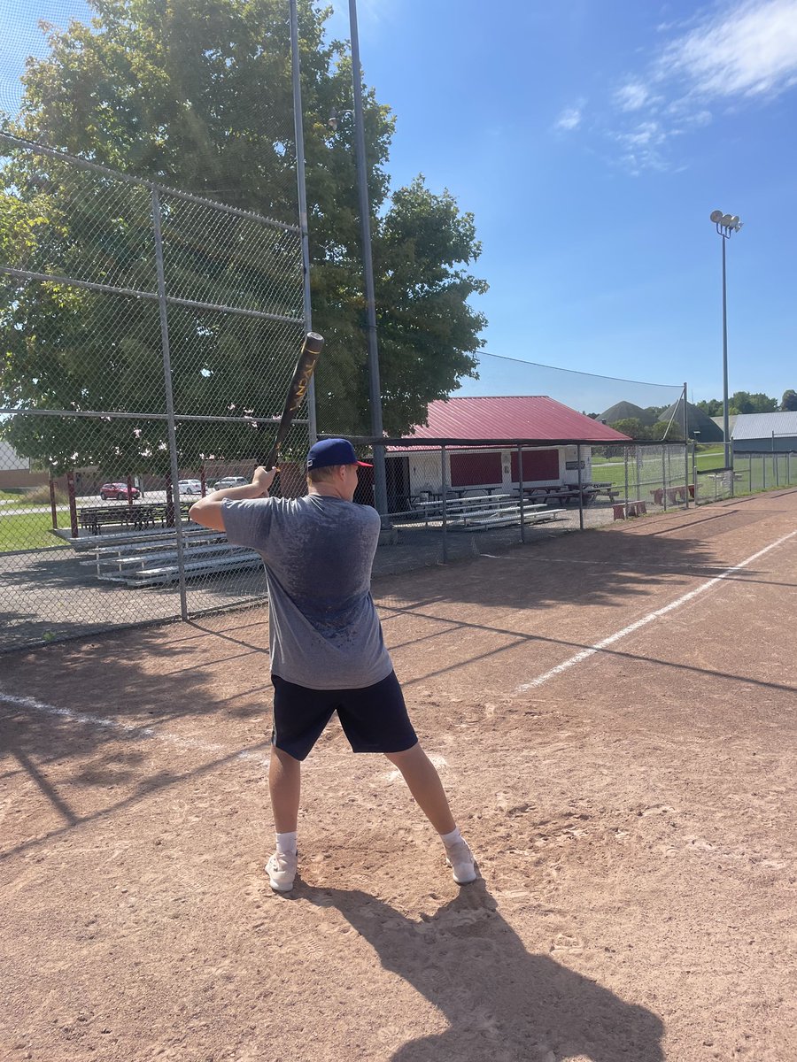 Buxy_39's tweet photo. Putting the work in this morning on a local ball field! #longweekend #24grad https://t.co/S7Xd9Sz1Bw