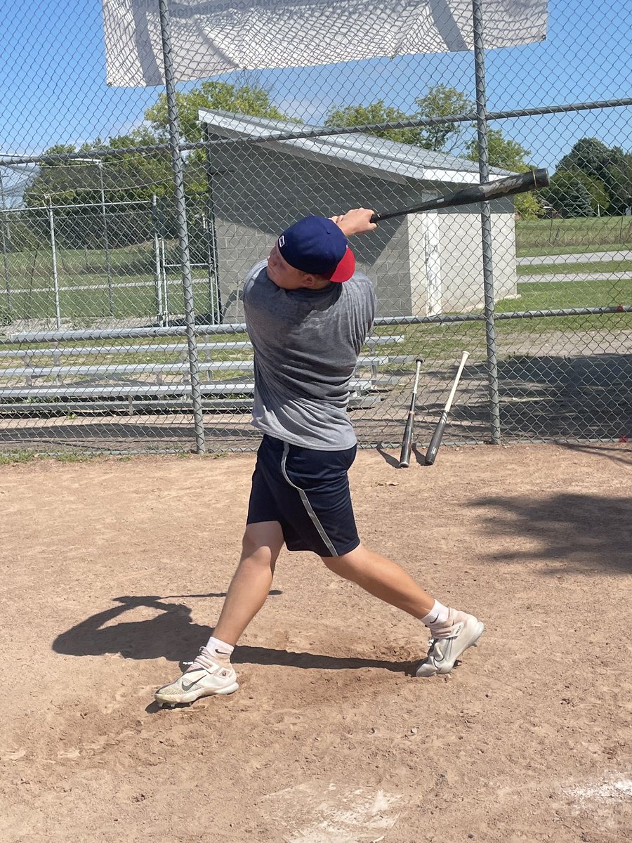 Buxy_39's tweet photo. Putting the work in this morning on a local ball field! #longweekend #24grad https://t.co/S7Xd9Sz1Bw
