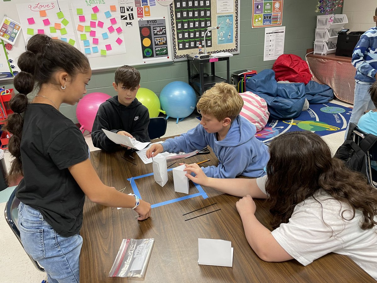 BriscoeGT_Cedio's tweet photo. @NISDBriscoe Innovative Thinkers 1 students are collaborating, communicating, problem solving, critically and creatively thinking, engineering and so much more! #InstantChallenge #LearnerProfile @NISDGTAA @IDODI https://t.co/AlATmritVV