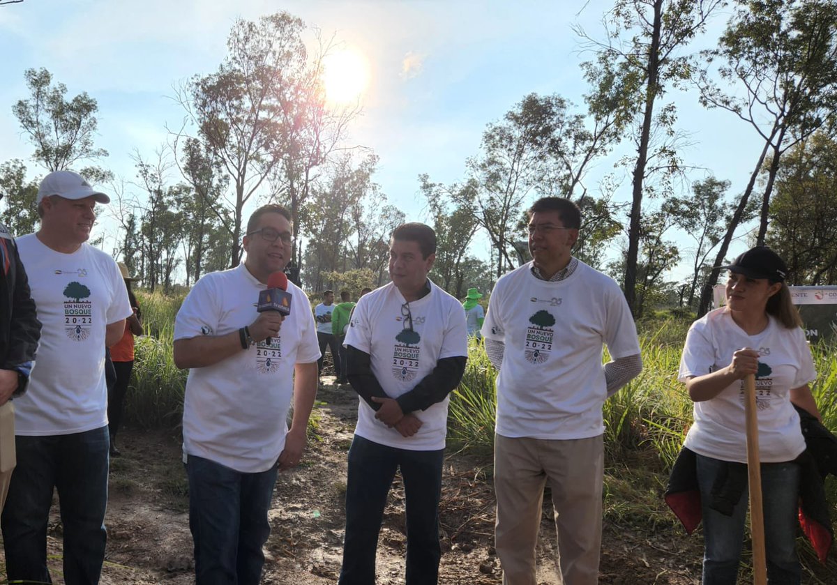 TVAztecaJalisco's tweet photo. 🔴#FOTOGALERIA Ya son 20 años del Nuevo Bosque y como en cada ocasión, se cumplió la meta de sembrar más de 4,000 árboles en Jalisco. Una iniciativa de @gruposalinas con ayuda de @CONAFOR en beneficio de nuestro planeta. https://t.co/Gq3YbP49HA