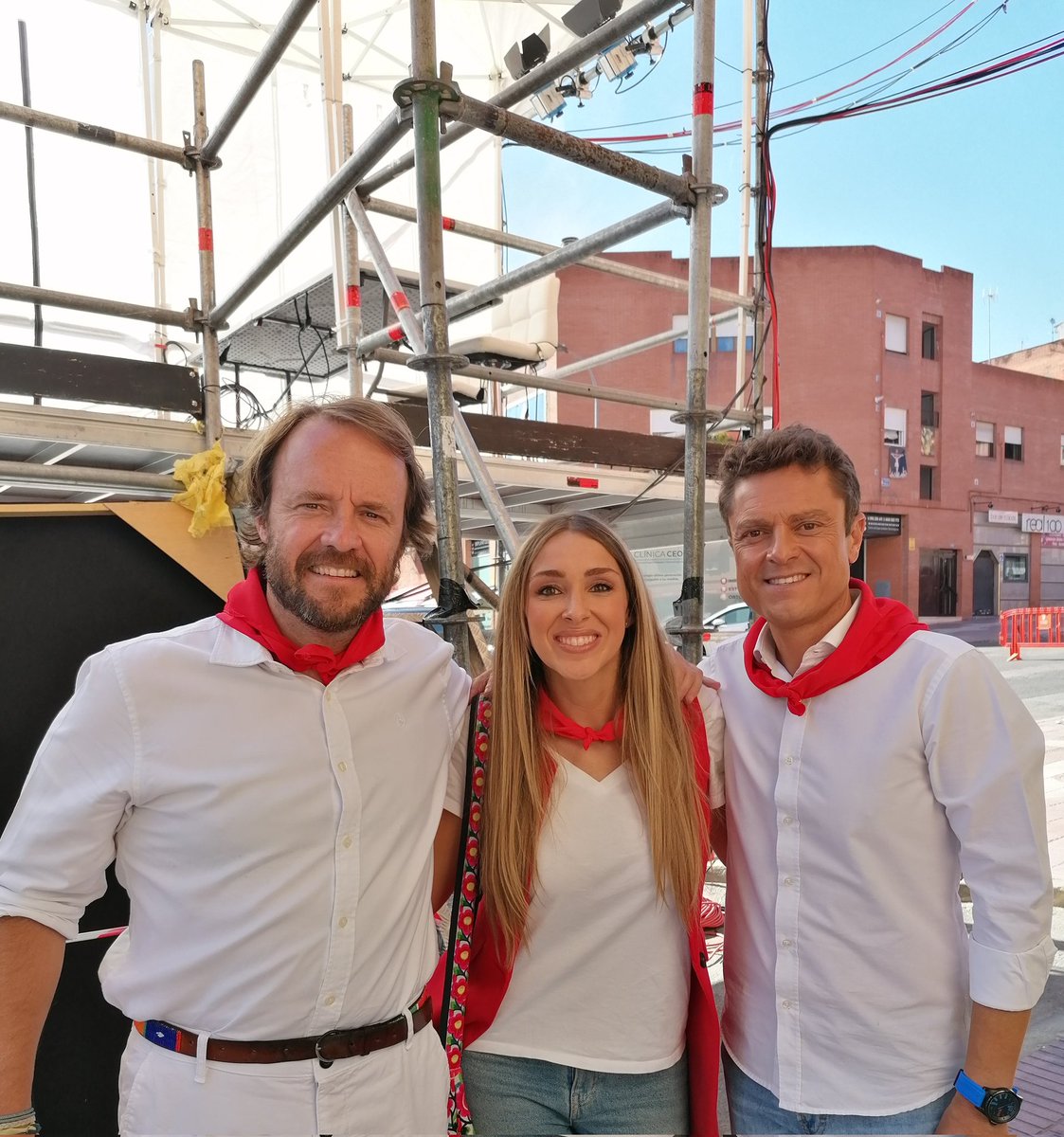 Javier_Gallego's tweet photo. Hoy hemos aprendido mucho con el gran @ChapuApaolaza. Mañana a las 10:50 os esperamos para ver, en directo en @antena3com, el encierro doble de #sanse. Con los comentarios de @UrenaOficial, las conexiones de @beatriz_solano_ y un equipazo de 60 personas. #EncierrosSanSeA3N https://t.co/ZMsnCYi6HM