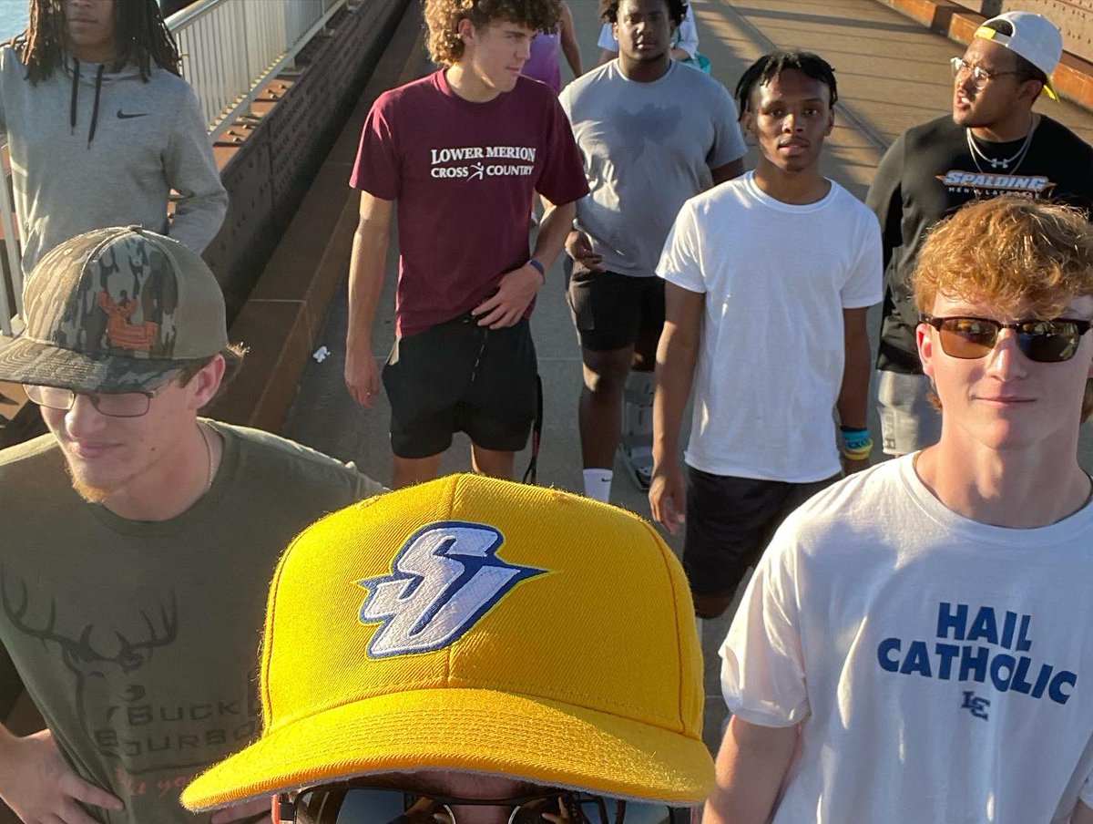 SpaldingMLAX's tweet image. Waterfront Wednesday with #team1 - walking to Indiana over the Big 4 bridge! Great evening off campus! #spaldingmenslacrosse #lacrosseinlouisville #collegelacrosse #ncaad3