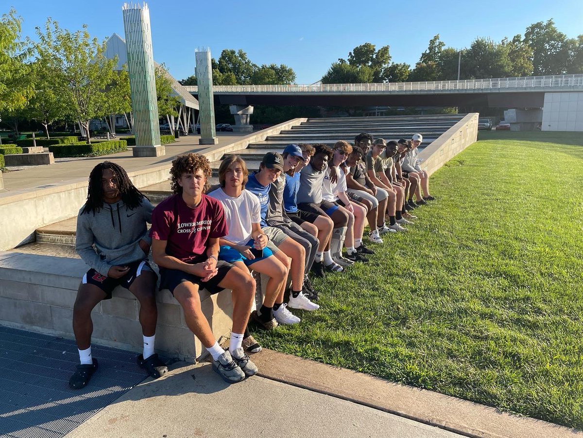 SpaldingMLAX's tweet image. Waterfront Wednesday with #team1 - walking to Indiana over the Big 4 bridge! Great evening off campus! #spaldingmenslacrosse #lacrosseinlouisville #collegelacrosse #ncaad3