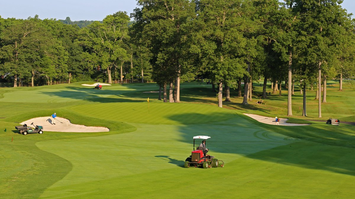 USGAGrnSection's tweet photo. Happy #LaborDay to all the hard-working golf course maintenance teams out there. The people taking care of golf courses make our game possible! https://t.co/qQYa4rAajy