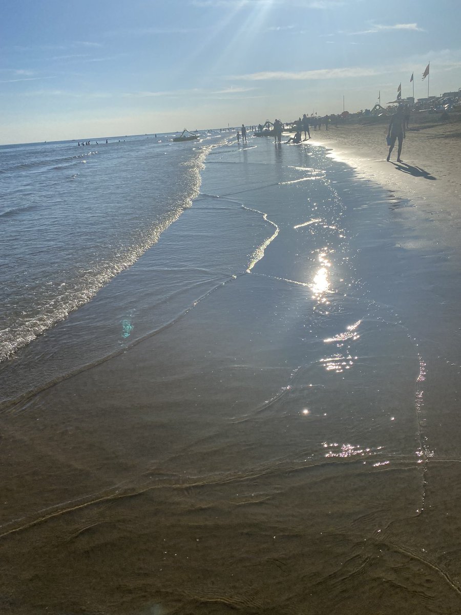 LorenzinaMoro's tweet photo. Le giornate estive si accorciano… E come sempre, in questo periodo dell’anno mi sento addosso lo sguardo del tempo.
(Róbert Hász)
#SettembreCon il mare
#CasaLettori
@CasaLettori
@Maria_AnnaPatti https://t.co/wWj7OJRXlV
