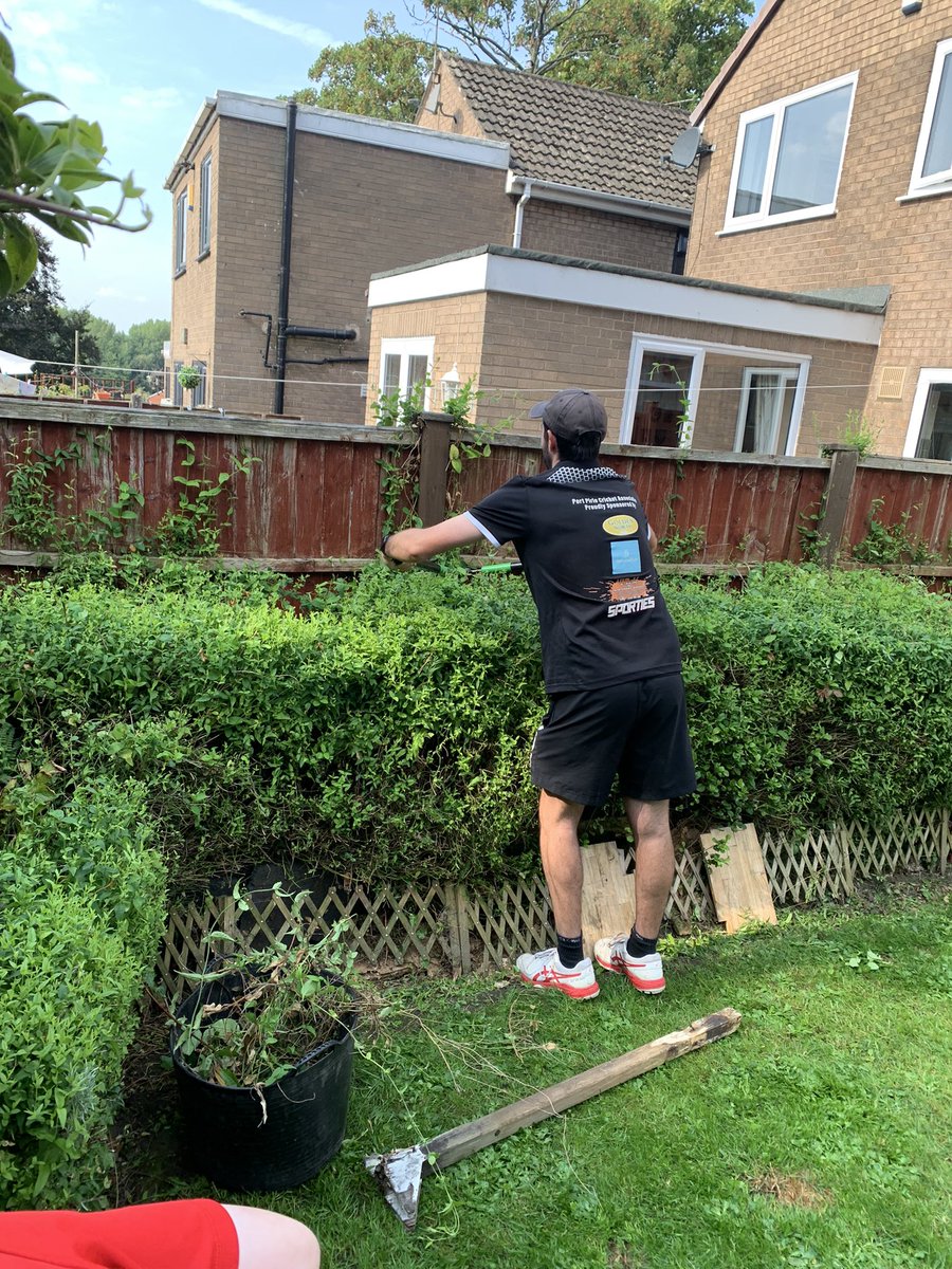 EarlestownCC's tweet image. Etown CC in the community again today. Led by the legend little Dave Sherer we have helped a local family get some jobs done. Thanks to Shane and Del, Cockney Stu, Ollie the Aussie and little Jack for helping out. 💙#etown