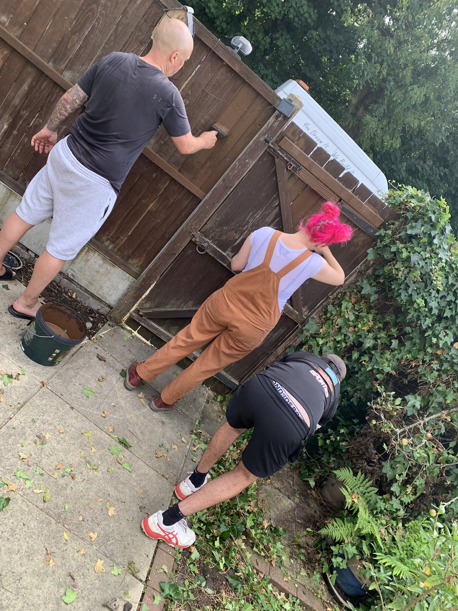 EarlestownCC's tweet image. Etown CC in the community again today. Led by the legend little Dave Sherer we have helped a local family get some jobs done. Thanks to Shane and Del, Cockney Stu, Ollie the Aussie and little Jack for helping out. 💙#etown