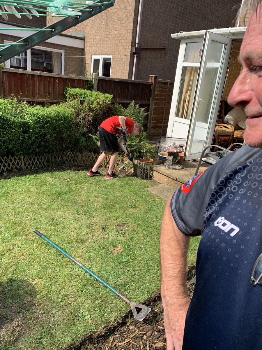 EarlestownCC's tweet image. Etown CC in the community again today. Led by the legend little Dave Sherer we have helped a local family get some jobs done. Thanks to Shane and Del, Cockney Stu, Ollie the Aussie and little Jack for helping out. 💙#etown