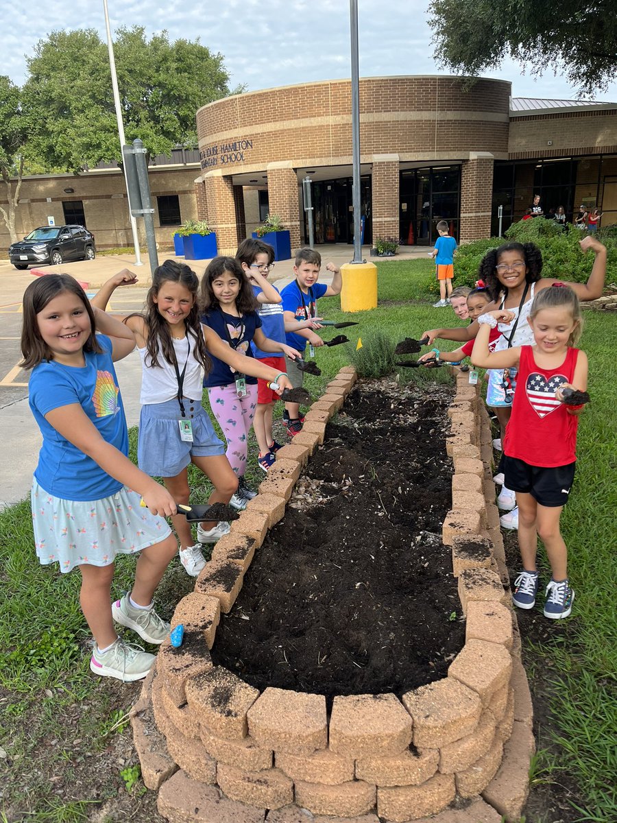 readygrowgarden's tweet photo. It’s Garden Day @Hamilton_Lions 💚 2nd graders are turning the soil to prep for fall planting and weeding the veggie beds! Learning by DOING the work 💪 #science #soilstudy #GardenDay #outdoorlearning @CFISDScience https://t.co/VuPiYQFkZi