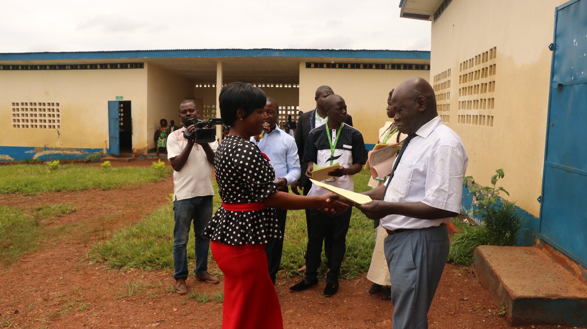 WHH_CAR's tweet photo. Les nouveaux lauréats du Centre de Formation Professionnelle de #Ngoulepa ont reçu un kit pour démarrer leurs activités dans les domaines de l'aviculture 🐔
la pisciculture 🐟
l'apiculture 🐝 
et le maraichage 🍅! 

Un projet de #WHH pour un monde sains faim !

#WHH
#BMZ
#RCA https://t.co/XE6bd9qHYW