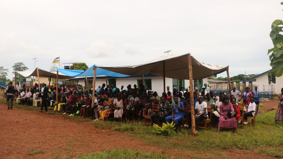 WHH_CAR's tweet photo. Les nouveaux lauréats du Centre de Formation Professionnelle de #Ngoulepa ont reçu un kit pour démarrer leurs activités dans les domaines de l'aviculture 🐔
la pisciculture 🐟
l'apiculture 🐝 
et le maraichage 🍅! 

Un projet de #WHH pour un monde sains faim !

#WHH
#BMZ
#RCA https://t.co/XE6bd9qHYW