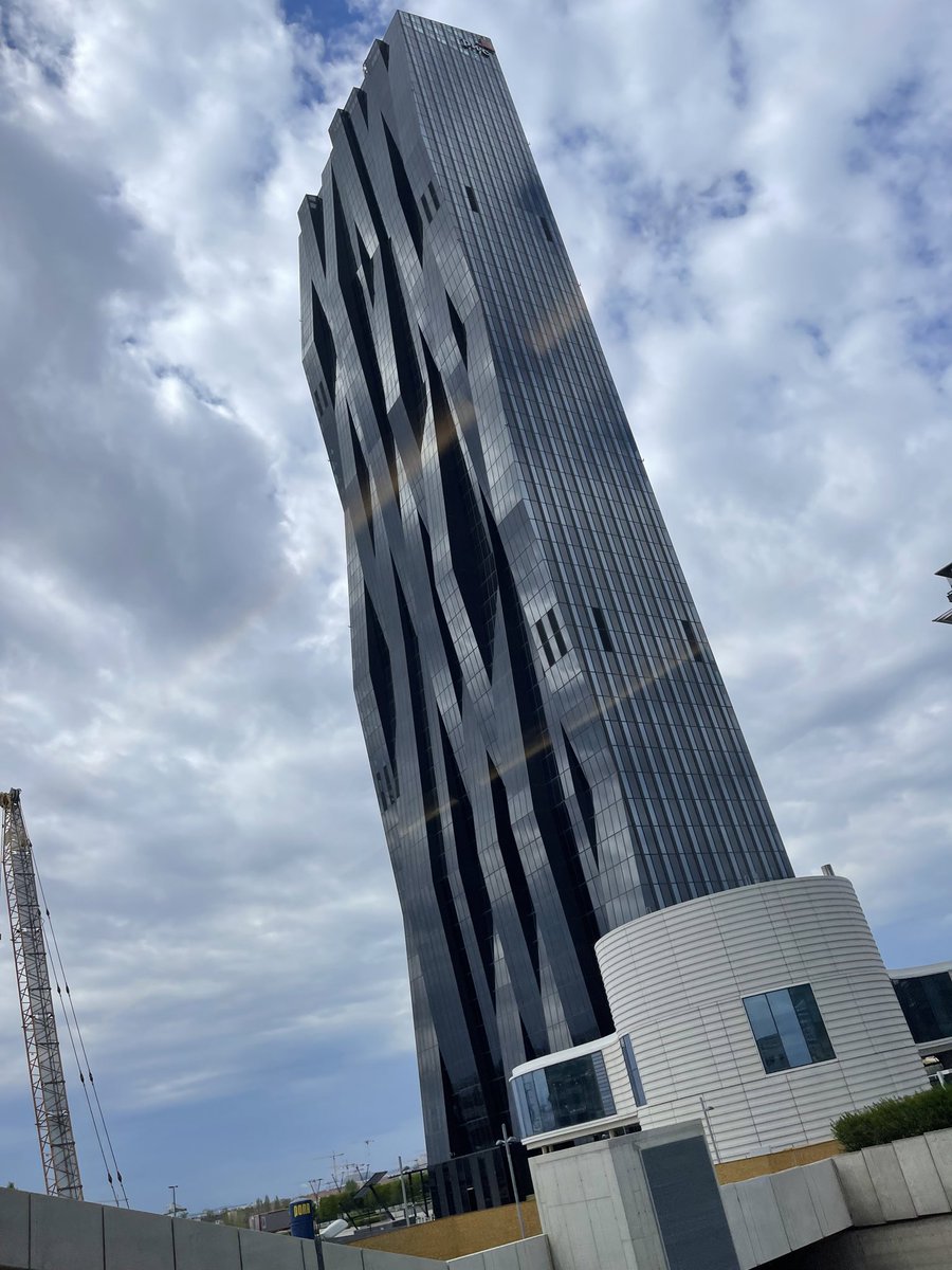 Margug's tweet photo. @dieseBirgit @FrauKassandra DC-Tower aus einer anderen Perspektive. 
#dctower #Vienna https://t.co/FWmM7Qd7rU