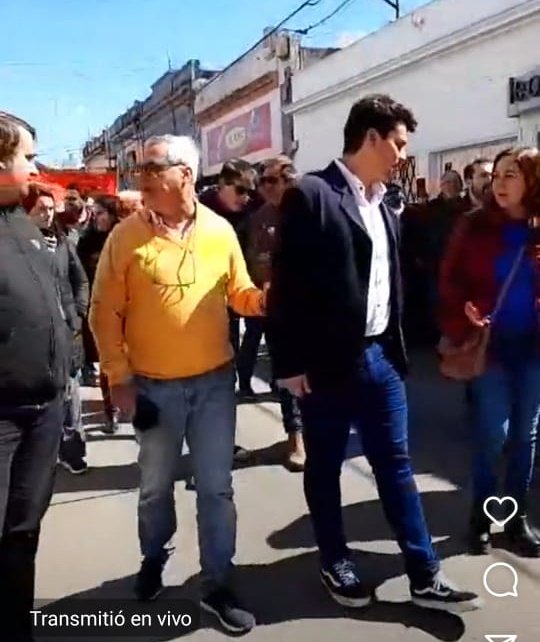 Cdv_EntreRios's tweet photo. Los concejales de JxC se retiraron indignados ayer de la sesión porque los piaggistas estaban diciendo que CFK era una perseguida política. 
Un día después van a una marcha a favor de Cristina y se ponen al lado de los de La Cámpora. 🤡🤡🤡 https://t.co/GwIR7AJXK0