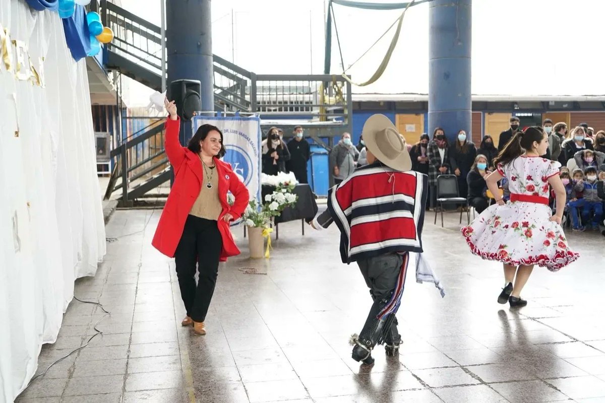 facuse_lorena's tweet photo. Quiero felicitar a la Escuela Estrella Reina de Chile y al Liceo Luis Vargas Salcedo, que ayer festejaron sus 64 y 47 aniversarios, respectivamente 🥳

Agradezco el trabajo de cada una de sus funcionarias y funcionarios para llevar adelante la hermosa labor de educar 👧🏻🧒🏻 https://t.co/McmABgkZ4x