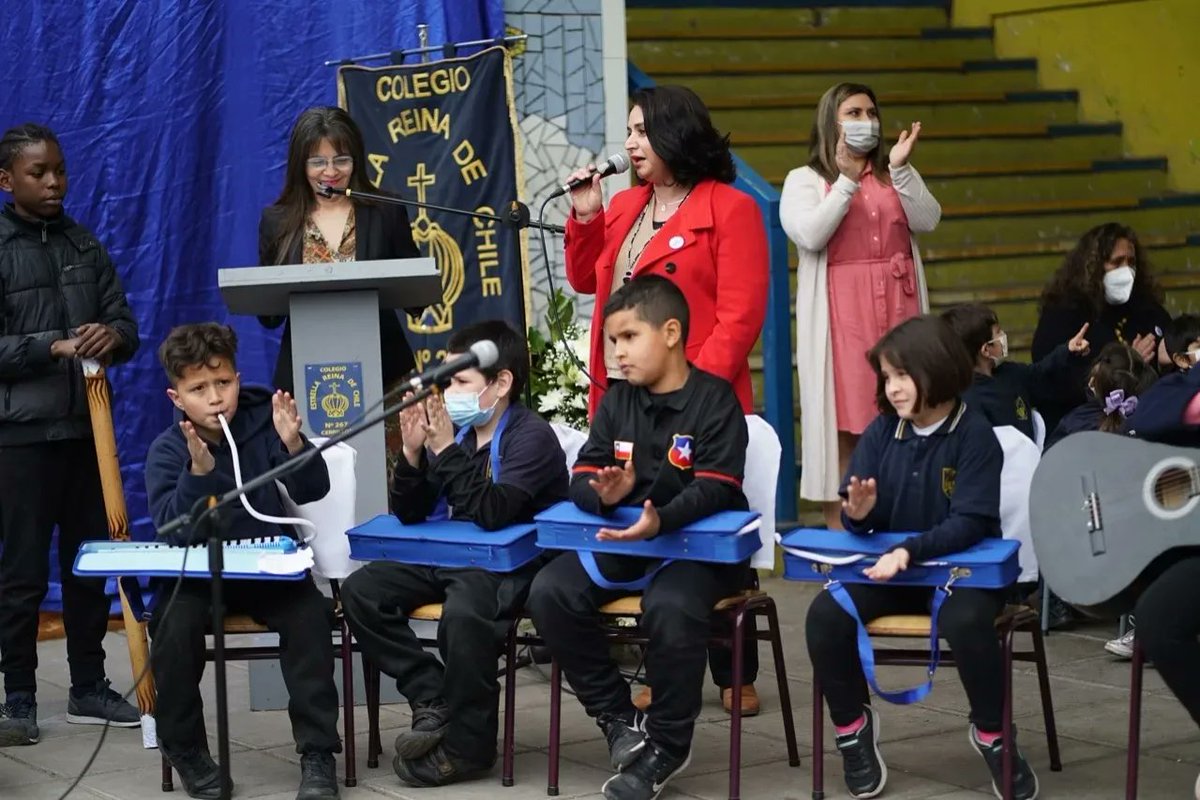 facuse_lorena's tweet photo. Quiero felicitar a la Escuela Estrella Reina de Chile y al Liceo Luis Vargas Salcedo, que ayer festejaron sus 64 y 47 aniversarios, respectivamente 🥳

Agradezco el trabajo de cada una de sus funcionarias y funcionarios para llevar adelante la hermosa labor de educar 👧🏻🧒🏻 https://t.co/McmABgkZ4x