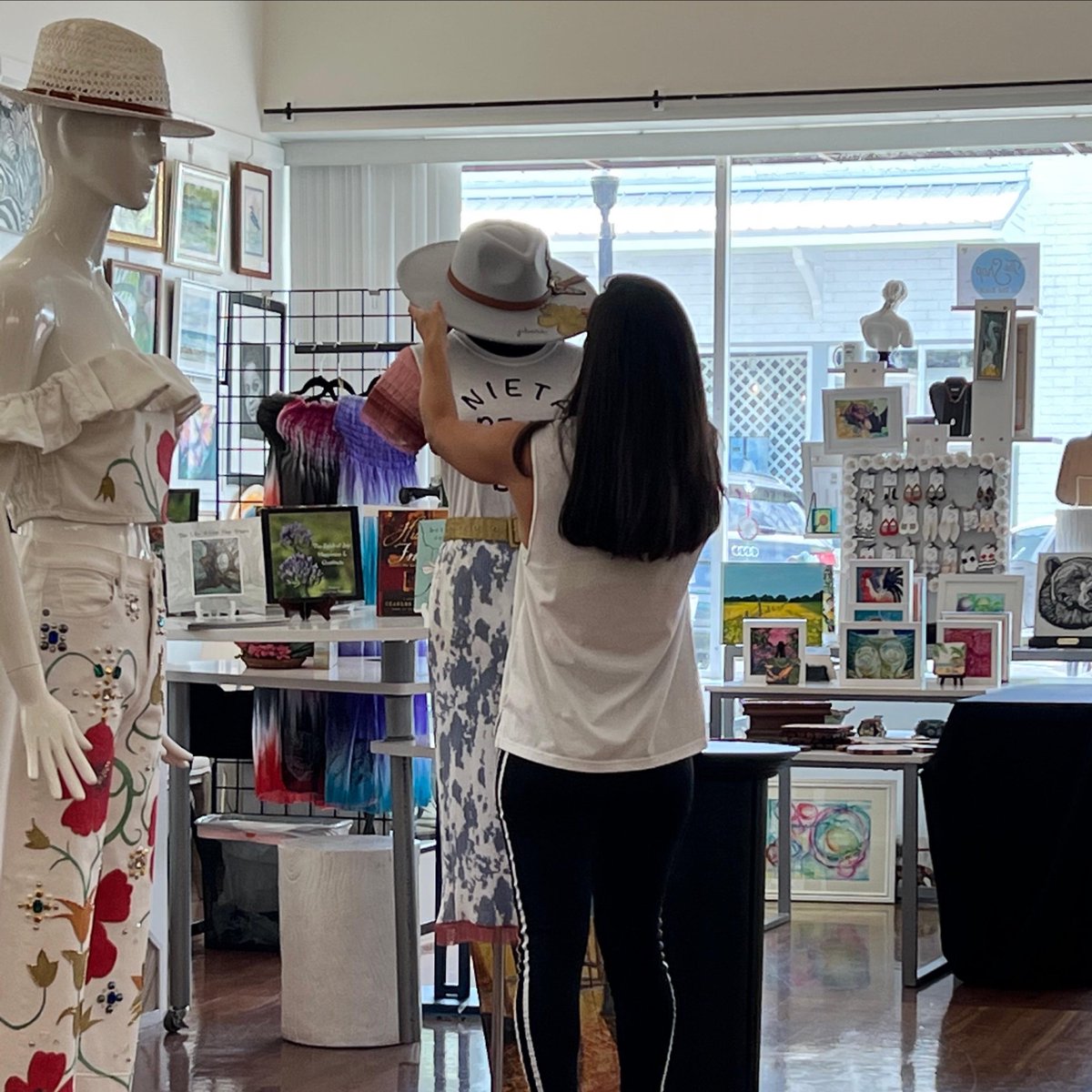 MCAocala's tweet photo. See these beautiful pieces up close tonight, Sept. 2 from 5-7pm at our exhibit opening reception. There will be live music, a taco bar, cocktails, and you can meet the artists. Don’t miss this! 🎉
#hispanicheritagemonth #ocalaflorida #centralflorida #ocalaevents https://t.co/EMCPQ3h1y0