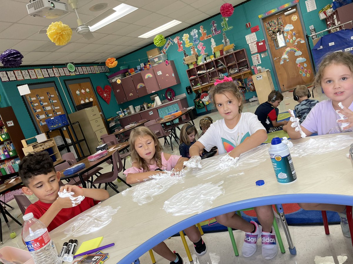 Ms_Neals_class's tweet image. Practicing our letter with shaving cream!