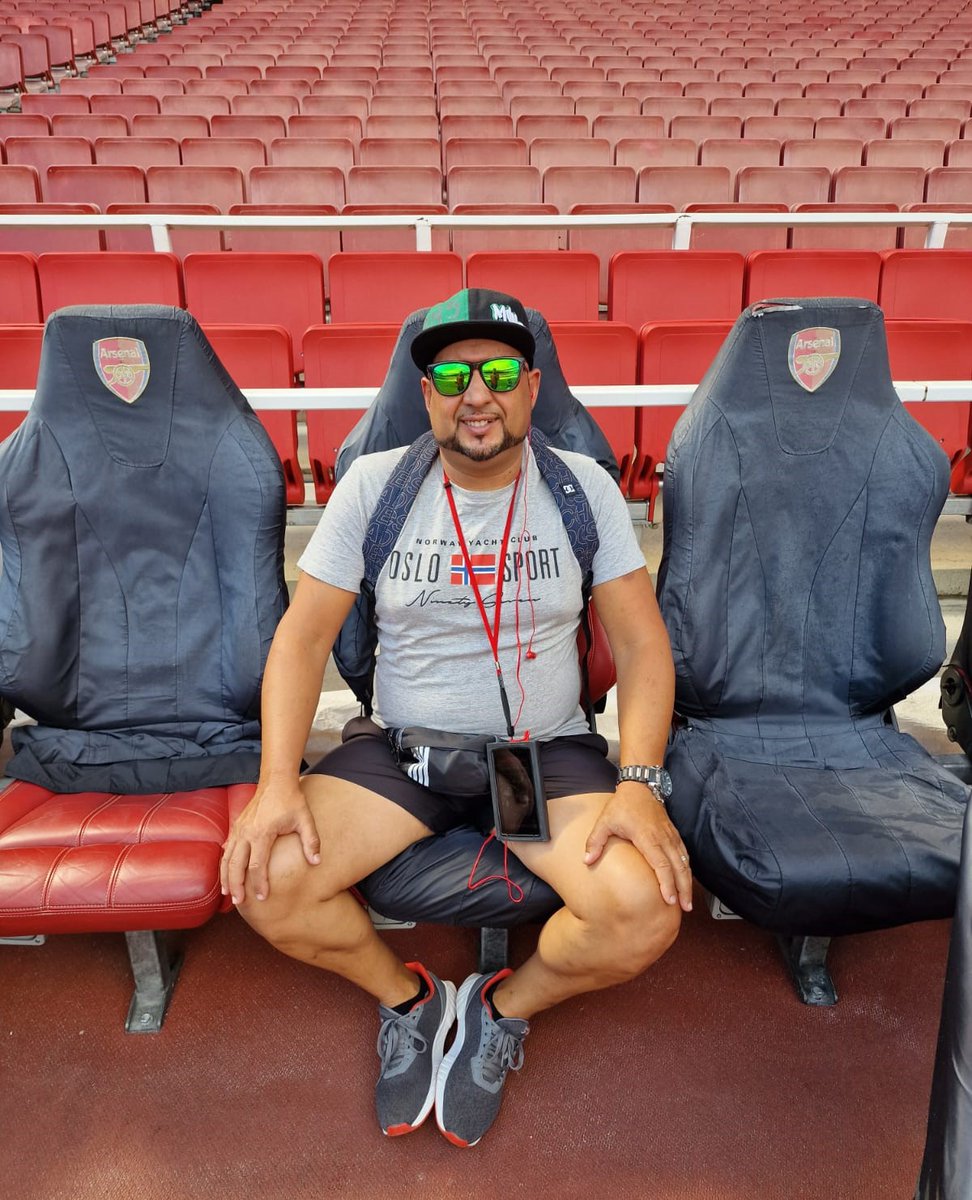 Mixaficiones's tweet photo. Como no podía ser de otra manera, nuestro amigo futbolero Fran⚽️, aprovechó su estancia en Londres, para hacer un mini Tour de los Estadios londinenses. 
En esta ocasión le tocó quedarse en el banquillo😜
Gracias por volver a confiar en nosotros para cumplir vuestros deseos🥰🥰 https://t.co/r9JOzfH5wo