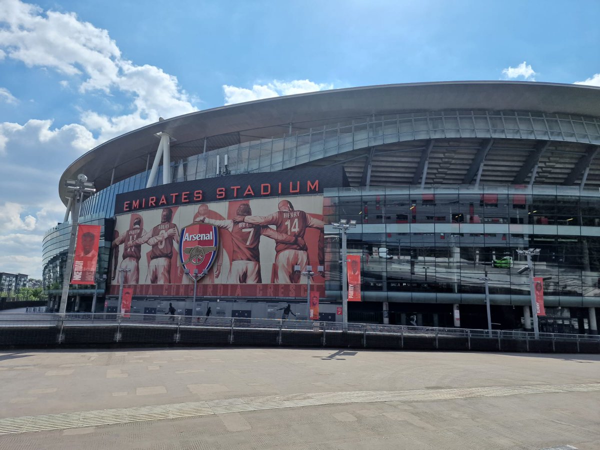 Mixaficiones's tweet photo. Como no podía ser de otra manera, nuestro amigo futbolero Fran⚽️, aprovechó su estancia en Londres, para hacer un mini Tour de los Estadios londinenses. 
En esta ocasión le tocó quedarse en el banquillo😜
Gracias por volver a confiar en nosotros para cumplir vuestros deseos🥰🥰 https://t.co/r9JOzfH5wo