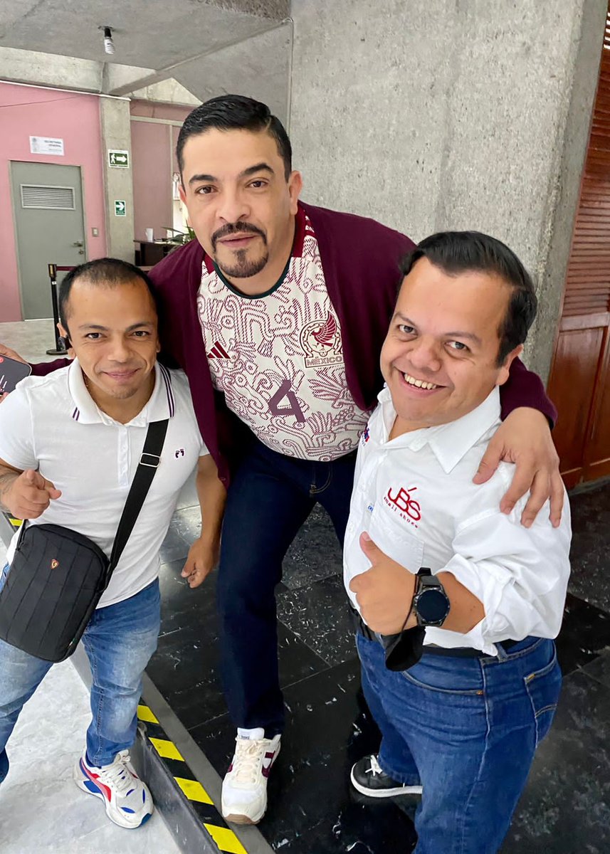 Jacob_Zg's tweet photo. Muchas gracias Diputado @JJavierGomezCa1 por siempre apoyar nuestra causa de @gente_veracruz torneo de fútbol #championssmall con Tokio Boss!!! 😎 https://t.co/6Dn7105jLe