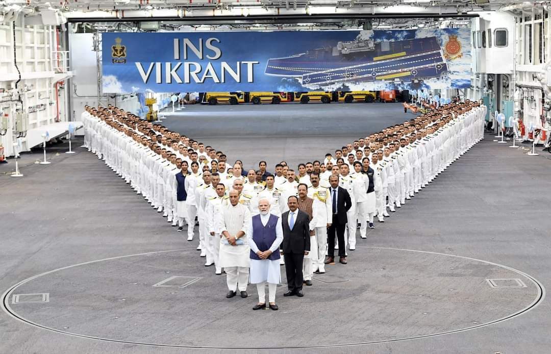तीनों सेनाओं का प्रमुख तो राष्ट्रपति होता है। आदिवासी राष्ट्रपति माननीय द्रोपदी मुर्मू कहाँ है?? भारतीय नौसेना का नया झंडा और देश के पहले स्वदेशी जलपोत INS विक्रांत का कमीशन प्रधानमंत्री जी कर रहे है संविधान की धज्जियां उड़ाना देश के लिए कष्टकारी होगा।