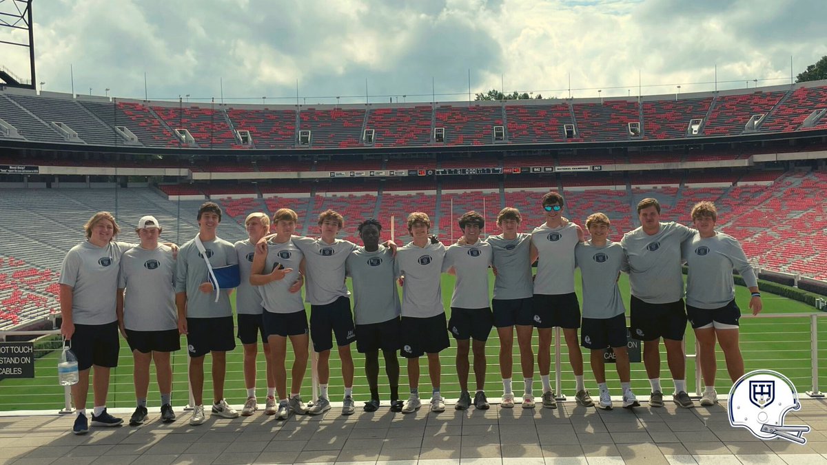 AthleticsHHES's tweet photo. The @HeathwoodFB 2022 seniors between the hedges! https://t.co/vfCItvLX7j