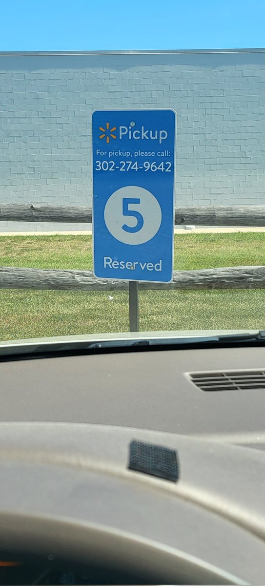 SaratogaLG's tweet photo. #Walmart pulled up to pick up my order, completed on-line info.  told order would be right out.  30 mins later no one showed up, I called the number on the sign, no on answered.  then cut off.  CANCEL MY ORDER PLEASE #CustomerService https://t.co/6bcPTV6EMZ