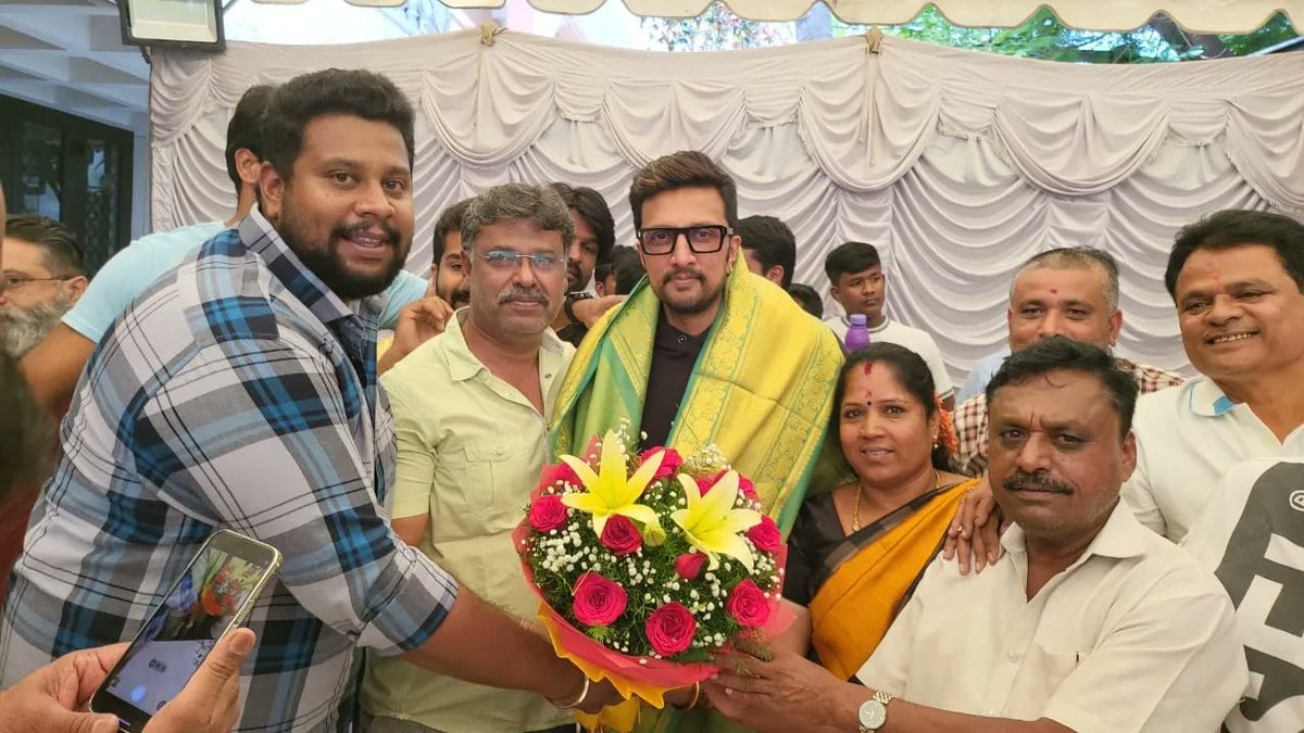 SyedSalam_Offl's tweet photo. ಸ್ಯಾಂಡಲ್‌ವುಡ್‌ನ 'ಅಭಿನಯ ಚಕ್ರವರ್ತಿ', ಅಭಿಮಾನಿಗಳ ಪ್ರೀತಿಯ 'ಕಿಚ್ಚ',
ಬಾದ್ ಶಾ ಕಿಚ್ಚ ಸುದೀಪ್ ಅವರಿಗೆ ಹುಟ್ಟು ಹಬ್ಬದ ಶುಭಾಶಯಗಳು 💐💐
@KicchaSudeep @msrbommanahalli #HappyBirthday #KicchaSudeep𓃵 
#KichchaSudeep @KicchaSudeepFC @TeamKiccha @TheKicchaTrends https://t.co/HxFtQvVemq