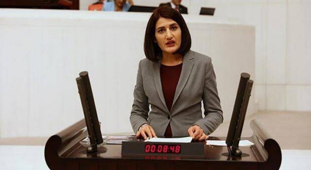 #Detay

Bu fotoğraf ilk kez <a href="/trthaber/">TRT HABER</a>’de ⚠️

MİT ve Emniyet ekiplerinin ortak çalışmasıyla yakalanan HDP’li Semra Güzel 👇