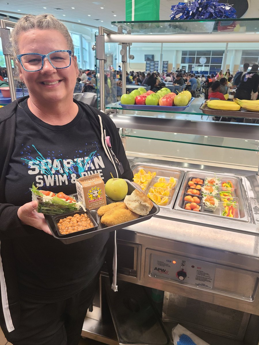 BurlesonCNS's tweet photo. Football🏈💙 Fridays are the best days for @CHSSpartans. Miss Michelle &amp; staff have lots of choices offered daily! 🍗🍏🥗 #feedingBurleson https://t.co/H6WPWCOmag